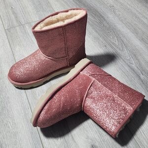 NWOB UGG Classic II Pink Glitter Boots With Sheepskin Lining Womens Size 8